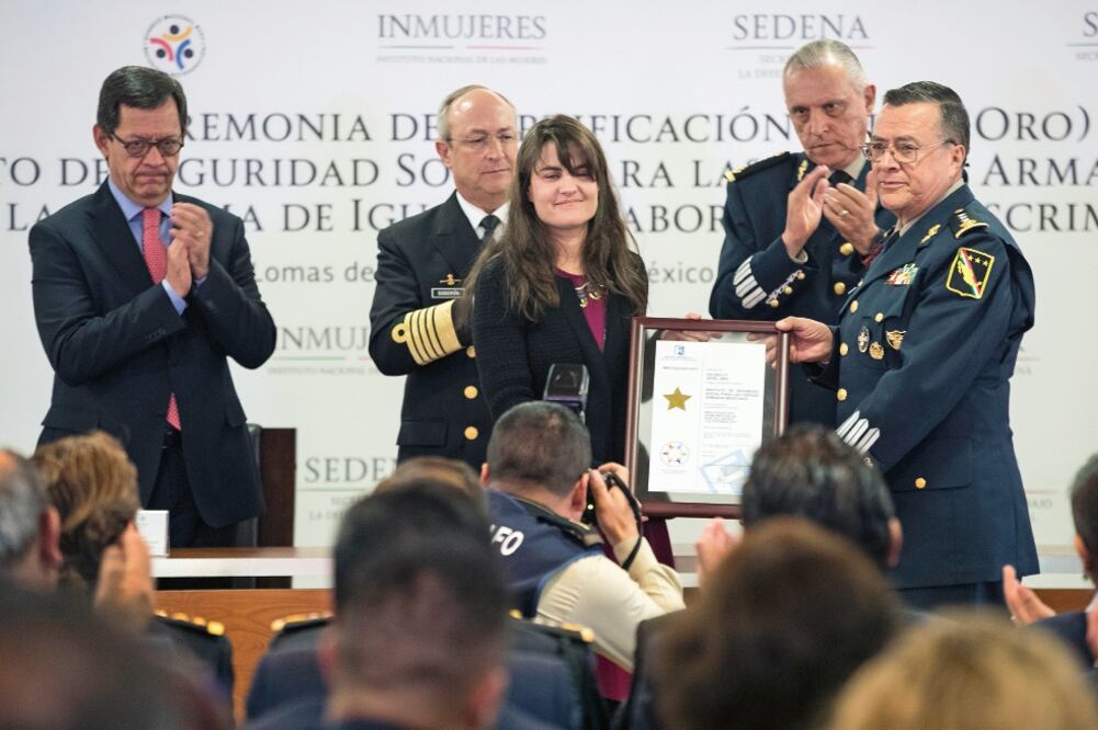 Momento en que Alexandra Hass Paciuc entregó la Certificación nivel Oro en la Norma de Igualdad Laboral y no Discriminación a Francisco Ortiz Valadez, titular del ISSFAM. (CRISTOPHER ROGEL BLANQUET. EL UNIVERSAL)