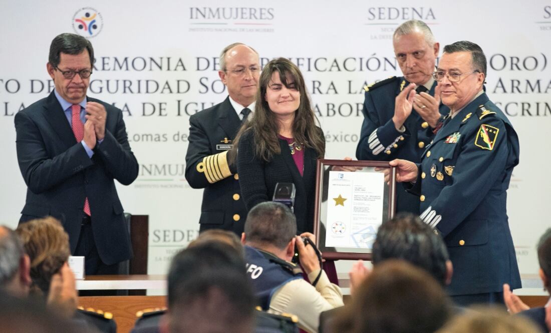 Momento en que Alexandra Hass Paciuc entregó la Certificación nivel Oro en la Norma de Igualdad Laboral y no Discriminación a Francisco Ortiz Valadez, titular del ISSFAM. (CRISTOPHER ROGEL BLANQUET. EL UNIVERSAL)
