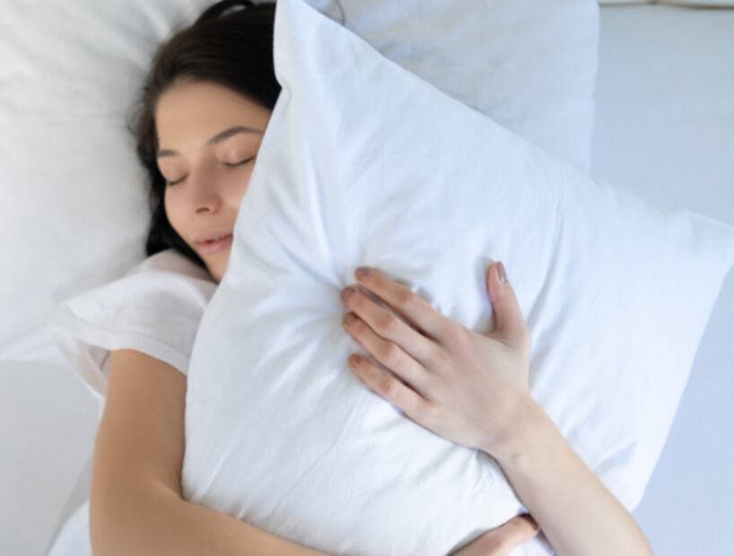 Expertos aseguran que dormir con un cojín entre las piernas o debajo de las rodillas es beneficioso. Foto: ISTOCK