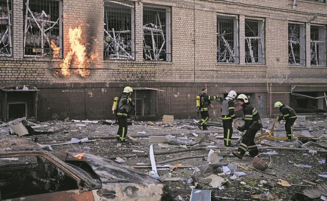 Los bomberos trabajan para extinguir múltiples incendios luego de un ataque ruso en Kharkiv. Foto: FELIPE DANA. AP