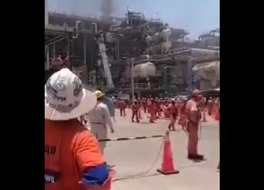 Reportan incendio en Refinería de Dos Bocas; habría sido provocado por explosión de pipa