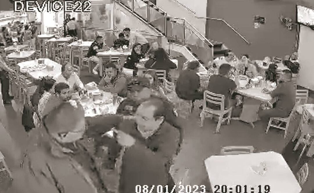 Un presunto policía se acerca al lugar del altercado entre Antonio Monroy y Sergio Gama, jefe de seguridad del restaurante La Polar. Foto: Tomada de Vídeo
