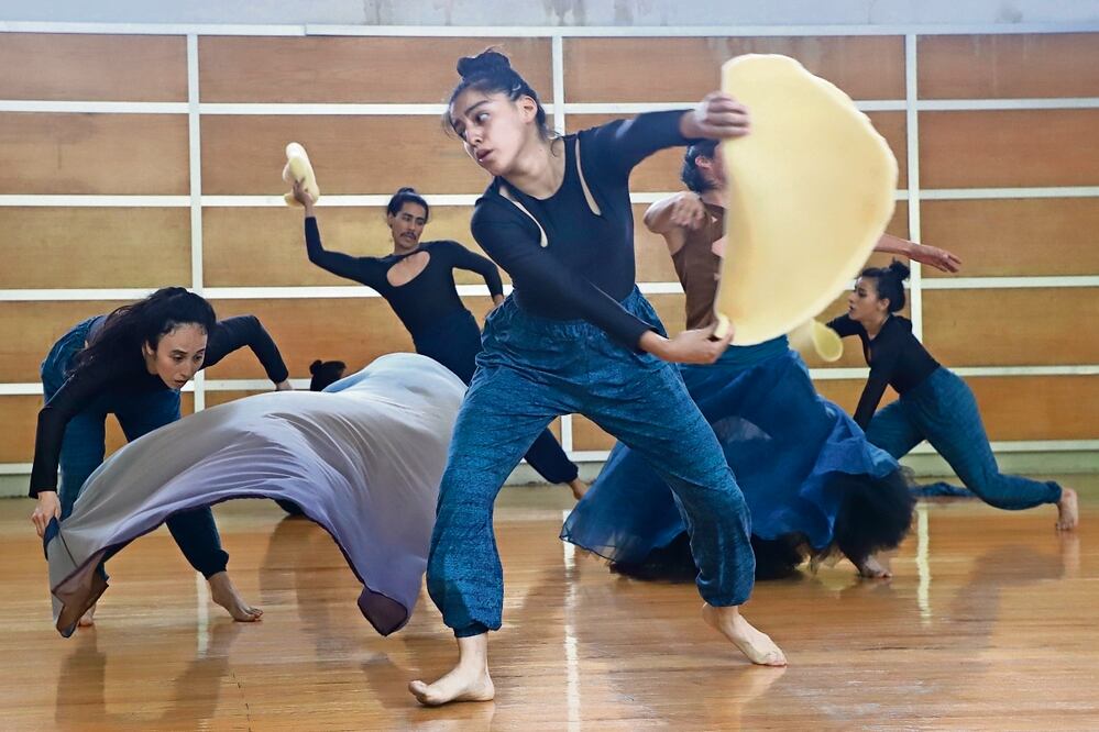 Para celebrar sus cuatro décadas, Contradanza estrenará internacionalmente El infinito de la quimera en el Cenart el 30 de junio, pero habrá funciones el 1 y 2 de julio, y el 10 de agosto en una gala especial en el Palacio de Bellas Artes. Foto: Berenice Fregoso / EL UNIVERSAL