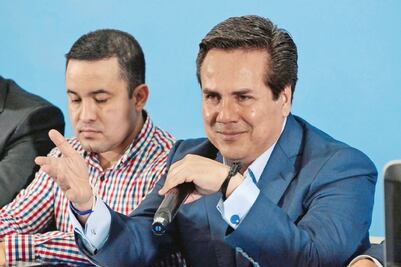 Truenan contra líder del PAN en Edomex