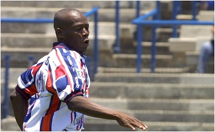 Exfutbolista del Atlante dona despensas a nombre de su empresa de condones