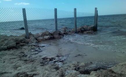 Retiran "muro" colocado en el mar de Yucatán por pareja estadounidense