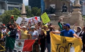 Aficionados festejan histórico resultado de Isaac del Toro en el Ángel de la Independencia