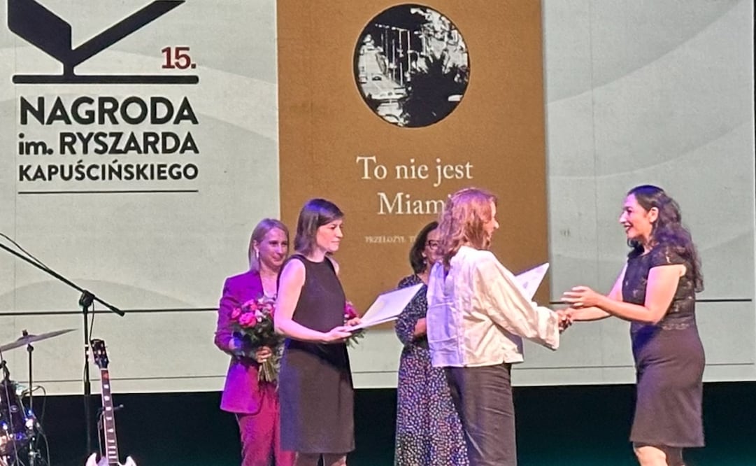 Fernanda Melchor recibe en Polonia el premio Ryszard Kapuściński. Foto: Embajada de México en Polonia