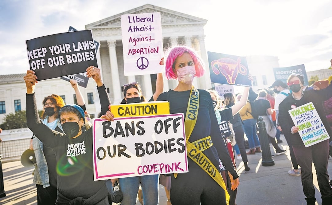 Mujeres frente a la Corte Suprema, sosteniendo impugnaciones contra la ley antiaborto de Texas, a inicios de noviembre. Foto: Archivo. EFE