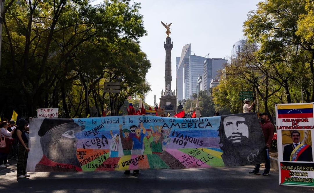 Un grupo de personas se manifestó para condenar la captura del presidente Nicolás Maduro, desde el Ángel de la Independencia y frente a la antigua embajada de EU en México este domingo 4 de enero de 2026. Foto: Hugo Salvador/ EL UNIVERSAL