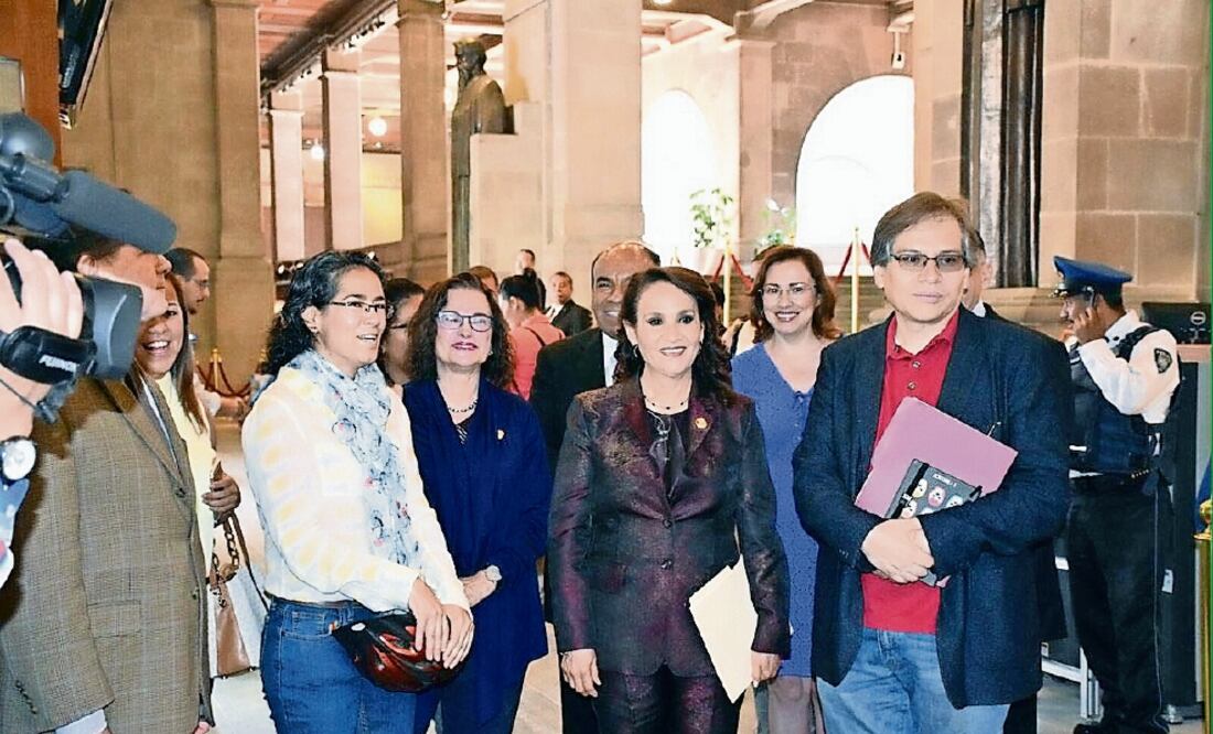 Diputados perredistas de la Asamblea Constituyente entregaron a la Corte un recurso legal para sumarse a la defensa de la Constitución capitalina (TWITTER)