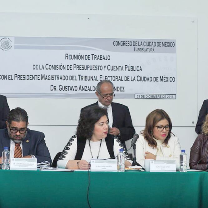 El presidente del Tribunal Electoral local, Gustavo Anzaldo (sentado a la iz q. ), presentó a los diputados capitalinos su propuesta de presupuesto para 2019. Foto: ESPECIAL