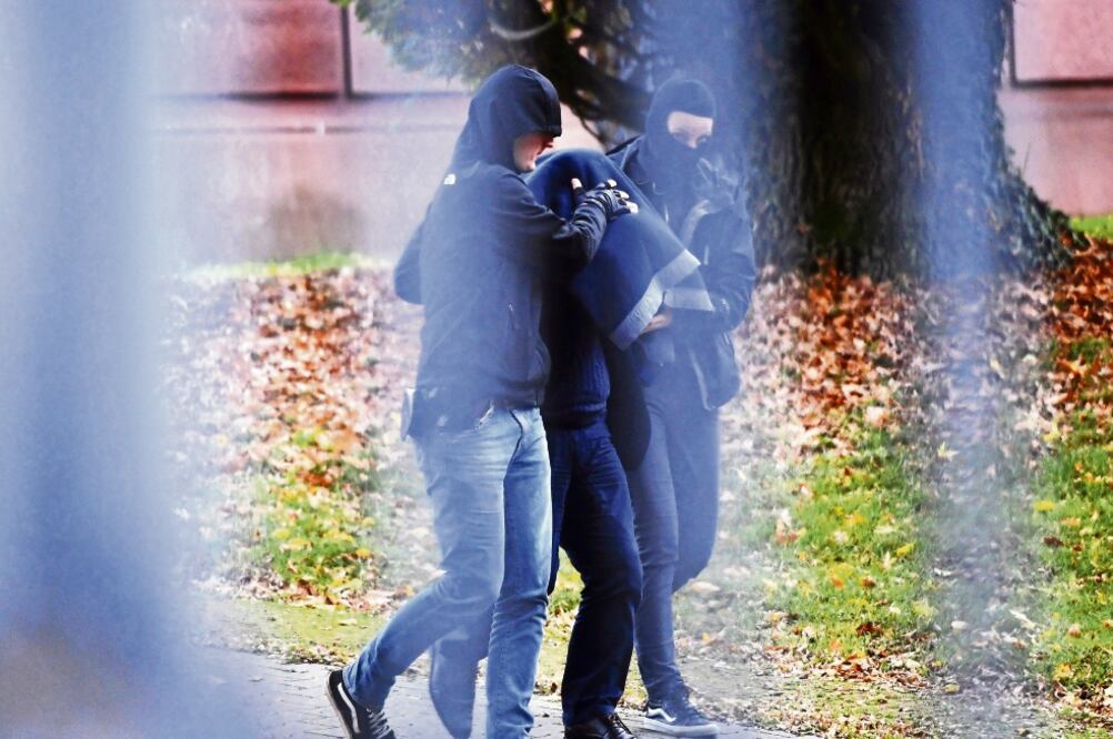 Policías escoltan a un sospechoso en Hildesheim. Las autoridades detuvieron ayer a cinco personas bajo sospecha de pertenecer al EI. Los arrestos se produjeron con base en declaraciones realizadas por un yihadista retornado. (FOTO: JULIAN STRATENSCHULTE)