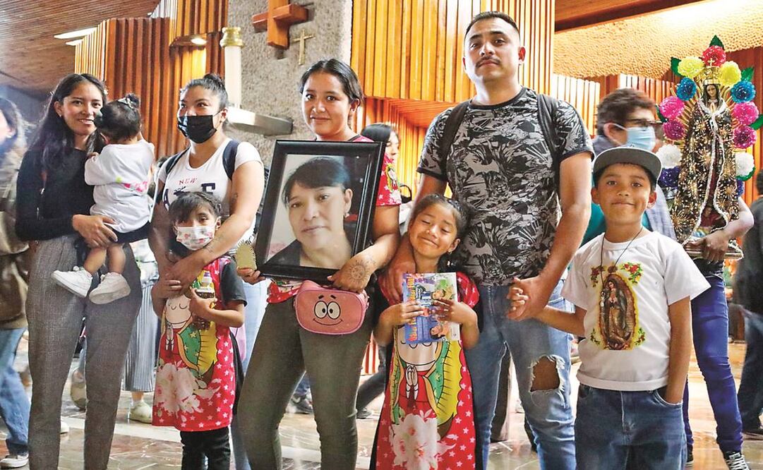 Alma visitó la Basílica, desde Chalco, con la foto de su madre Martha, quien murió de Covid. Pidieron que no vuelva el virus.