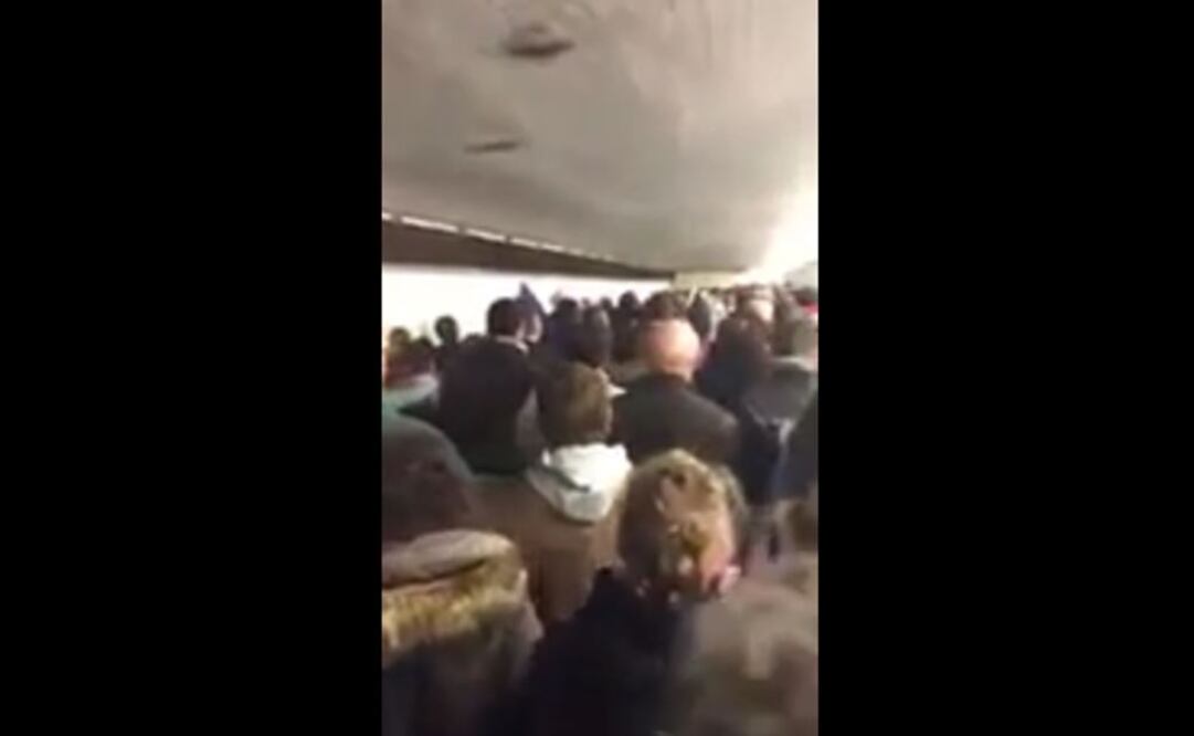 Franceses cantan La Marsellesa tras atentado en estadio