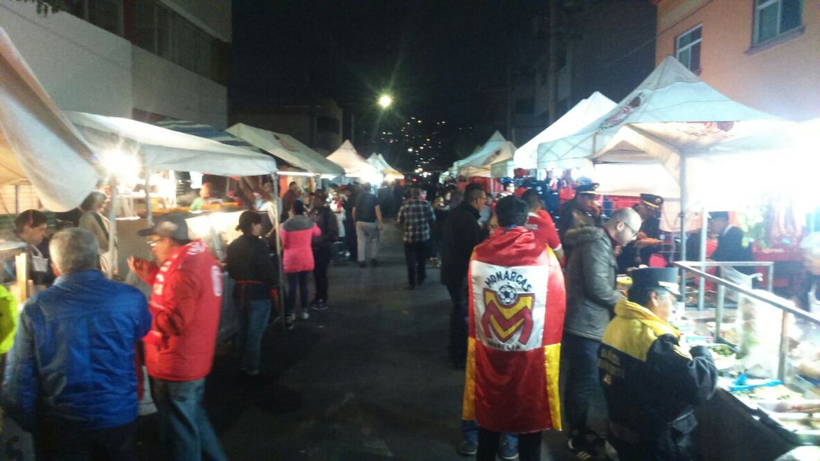 Christian Mendoza/ EL UNIVERSAL . Pocos aficionados a las afueras del Nemesio Diez previo al juego de ida de los Cuartos de Final