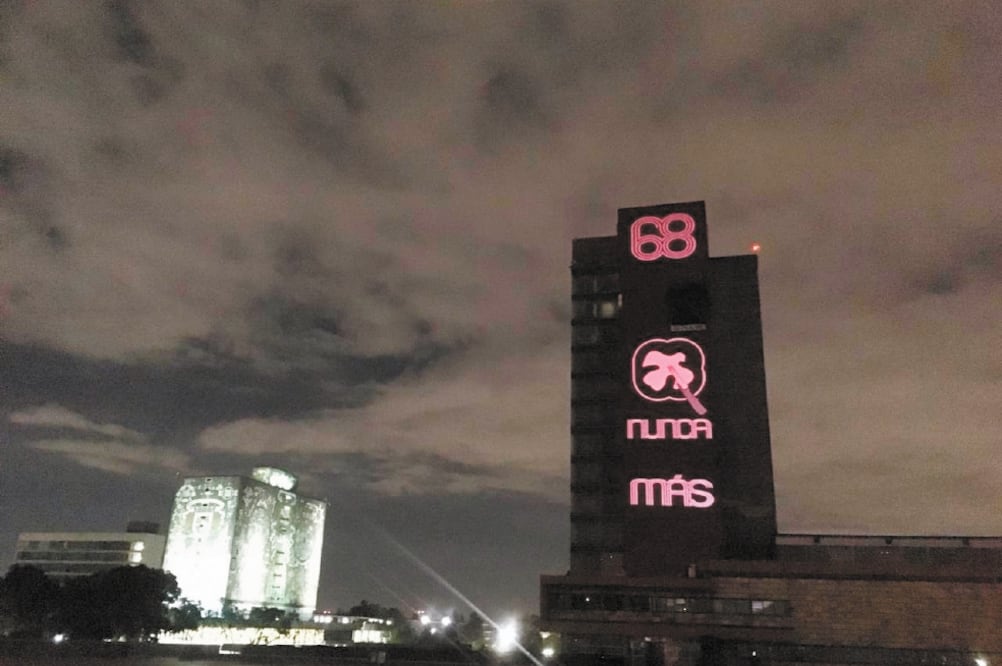 La torre de Rectoría amaneció el lunes cubierta con unas mantas negras en señal de luto. En la parte superior del edificio sobresalía el número 68 y abajo colocaron una paloma herida por el Ejército, con la inscripción: “Nunca más”. (BERENICE FREGOSO. EL)