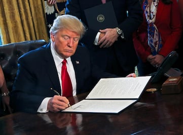 Trump firma orden contra ley Dodd-Frank, reforma financiera de Obama