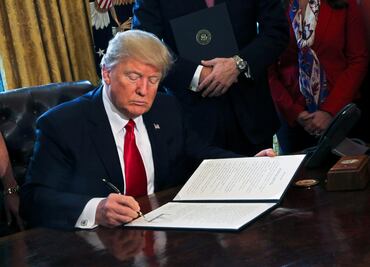 Trump firma orden contra ley Dodd-Frank, reforma financiera de Obama