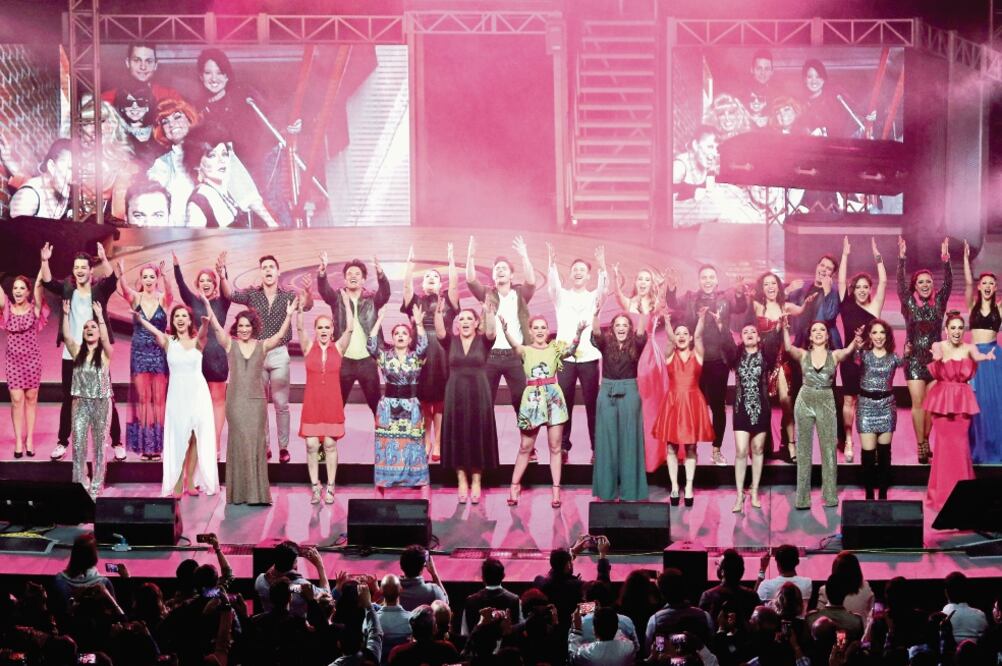 Los artistas que subieron a escena cantaron juntos un popurrí ochentero. Foto: CARLOS MEJÍA. EL UNIVERSAL