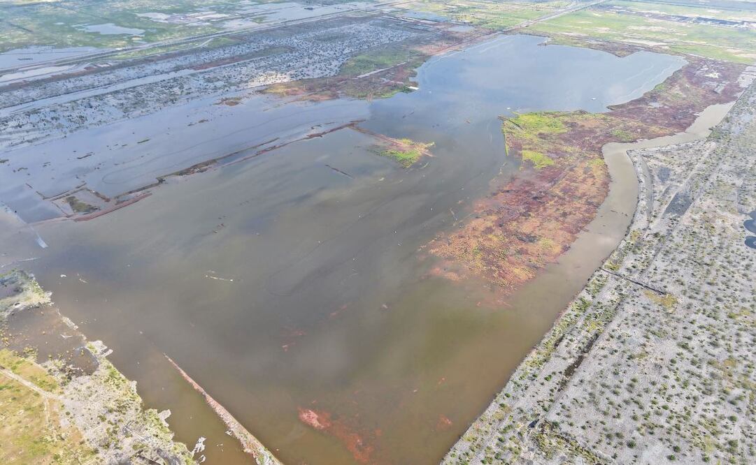 La “X”, donde estaría la terminal central del NAIM, quedó bajo las aguas del actual temporal, pues en ese punto se concentran 2.3 millones de metros cúbicos de líquido, contó el director del área natural. Foto: Osmar Alvarado y Especial
