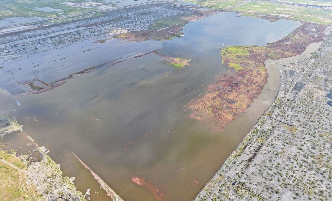 La “X”, donde estaría la terminal central del NAIM, quedó bajo las aguas del actual temporal, pues en ese punto se concentran 2.3 millones de metros cúbicos de líquido, contó el director del área natural. Foto: Osmar Alvarado y Especial