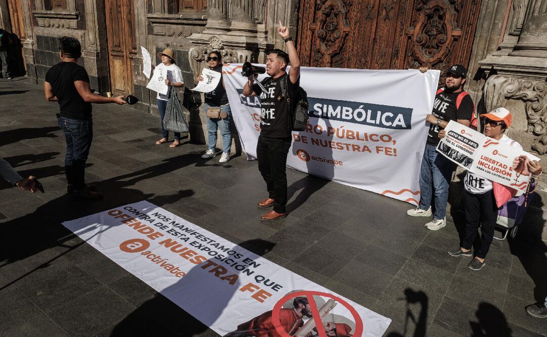 Manifestantes afuera del museo de la Ciudad de México ante la exposición del artista Fabián Cháirez “La segunda venida del señor” . Foto: Yaretzy M. Osnaya EL UNIVERSAL