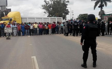 CNTE bloquea accesos a Nahuatzen; pobladores los encaran