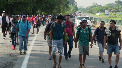 Caravana migrante de cubanos llega a costa de Chiapas
