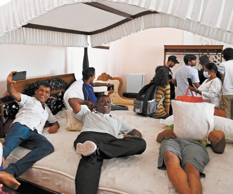 Ciudadanos se tomaban fotos en la alcoba del palacio presidencial, en Colombo, y advirtieron que no se moverán hasta que el mandatario haga efectiva su renuncia. Foto: Arun Sankar/AFP