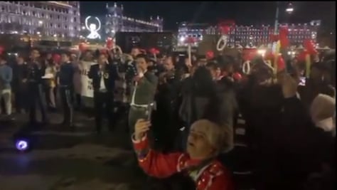 Simpatizantes de AMLO van a Palacio Nacional a cantarle las mañanitas