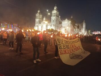 Estudiantes de la Normal Rural Mactumactzá se manifiestan con antorchas frente a Palacio Nacional