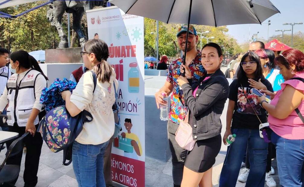 Aplican 600 vacunas contra el sarampión en explanada de Bellas Artes; hay espera de hasta media hora.
Foto: Fabián Evaristo