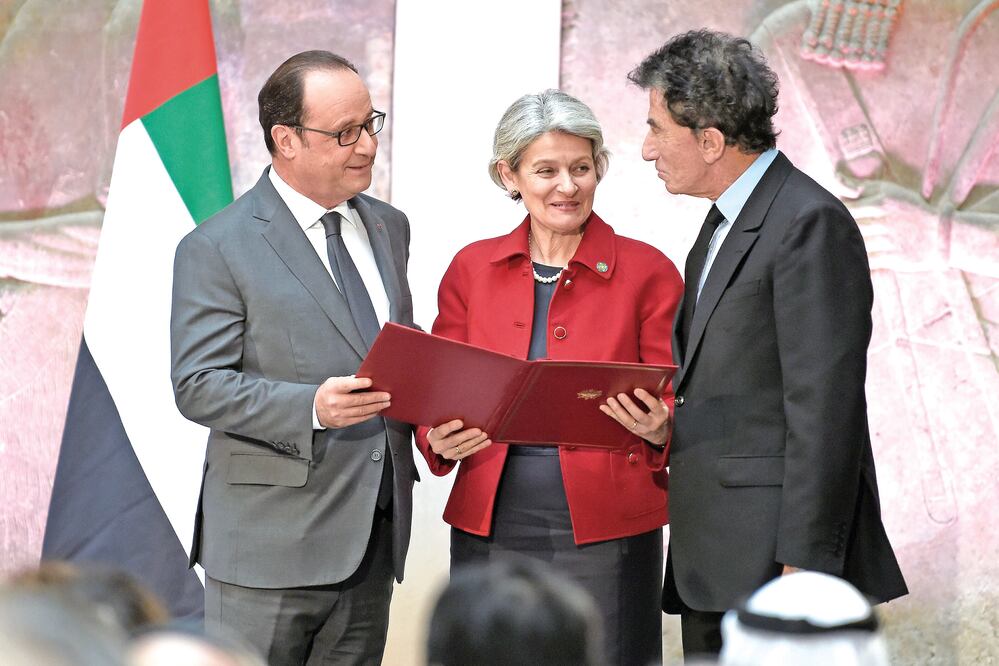 En la firma, el mandatario francés, Francois Hollande, la directora de Unesco, Irina Bokova, y Jack Lang, del Instituto del Mundo Árabe (STEPHANE DE SAKUTIN/ EFE)