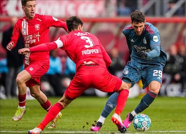 Santiago Giménez anota en el empate del Feyenoord ante el Twente