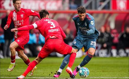 Santiago Giménez anota en el empate del Feyenoord ante el Twente