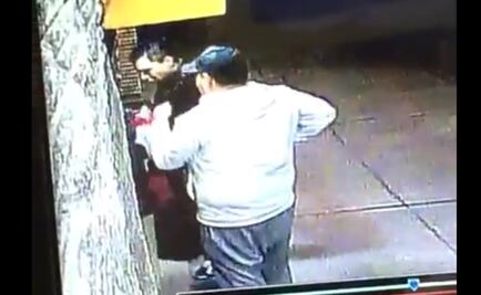 Graban modo de operar de banda que asalta a transeúntes afuera de sus casas