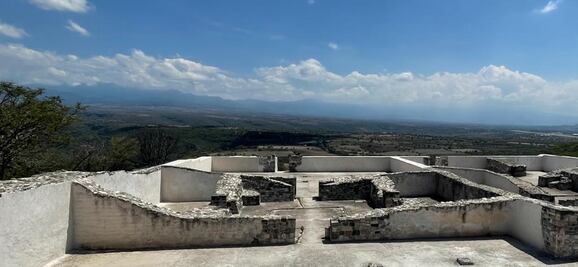 ¿Restauración o resanada en Xochicalco?
