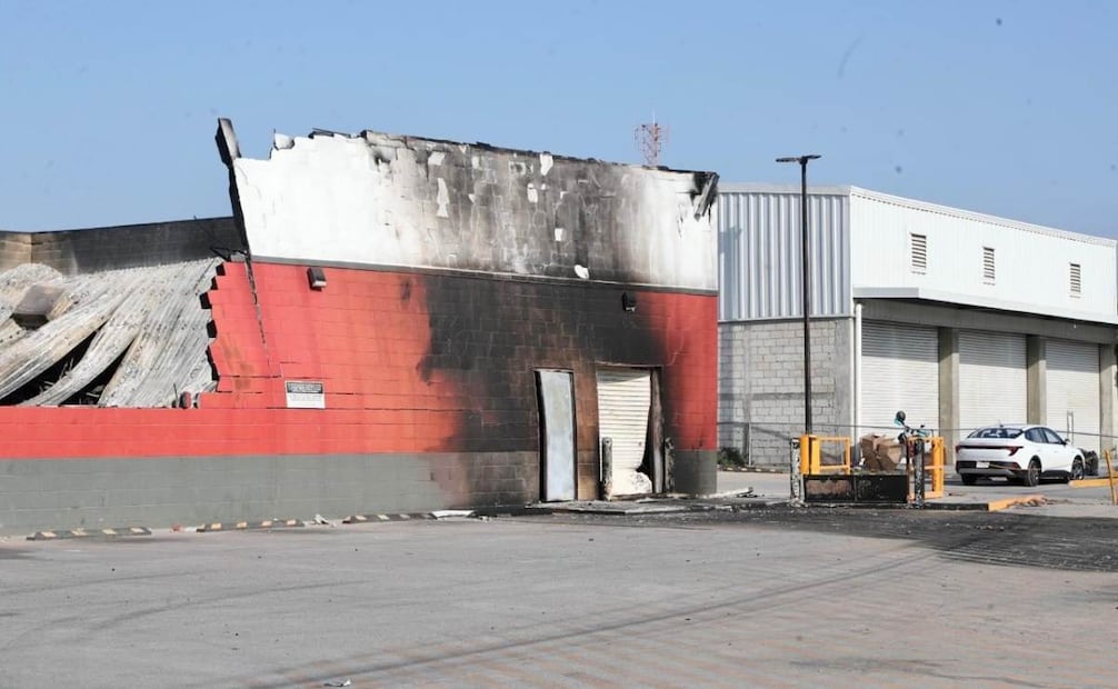 La carretera que conecta el puerto turístico de Puerto Vallarta con la delegación de Ixtapa fue escenario de narcobloqueos, rapiña e incendios durante la jornada violenta del domingo 22 de febrero de 2026. Foto: Juan Carlos Williams/ EL UNIVERSAL