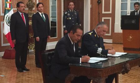 Firman Sedena y Sedesol convenio para labores sociales