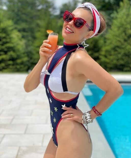 Thalía celebra el 4 de julio en sexy traje de baño