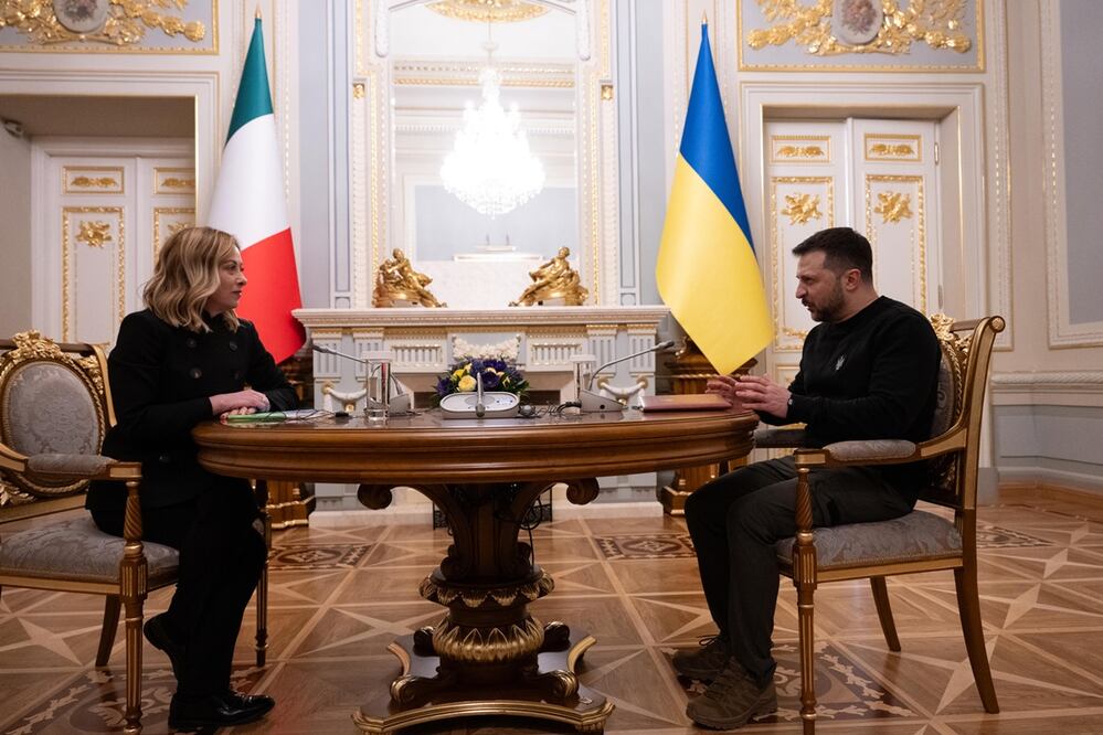 La primera ministra italiana Giorgia Meloni, con el presidente ucraniano Volodimir Zelensky antes de la primera reunión de Jefes de Estado y de Gobierno del G7. Foto: EFE