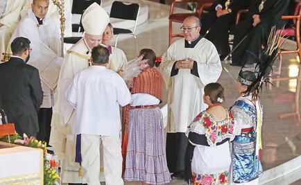 "¡Bienvenido!", le gritan los fieles
