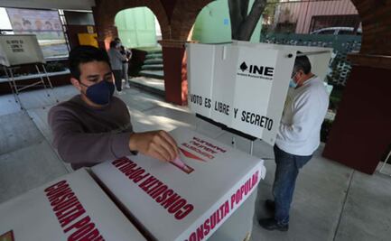 Adultos mayores y jóvenes acuden a votar en Edomex en consulta sobre juicio a expresidentes