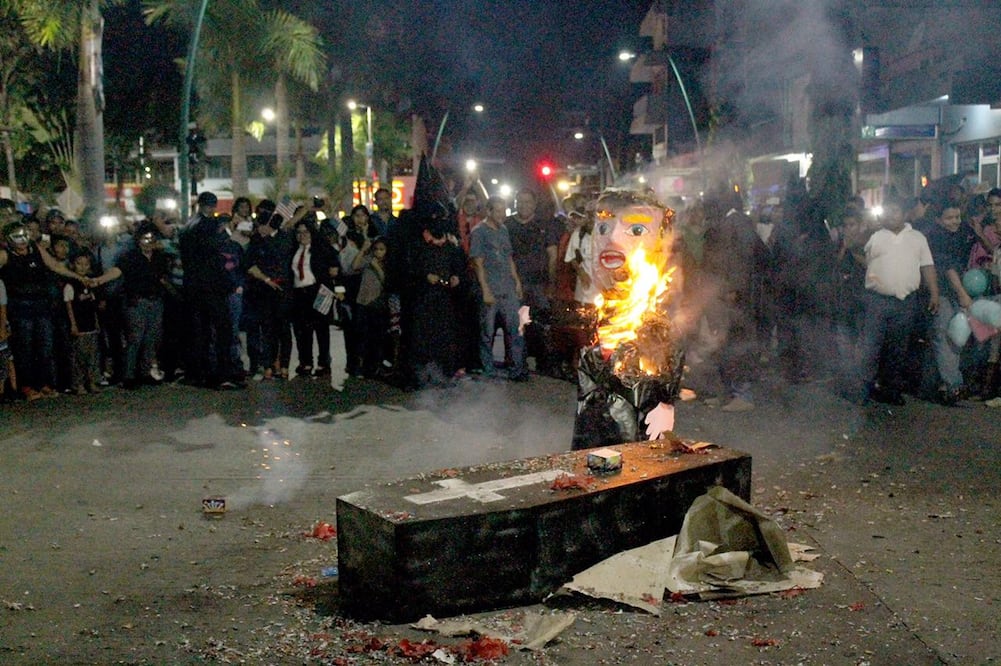 Arde botarga de Trump en Chiapas