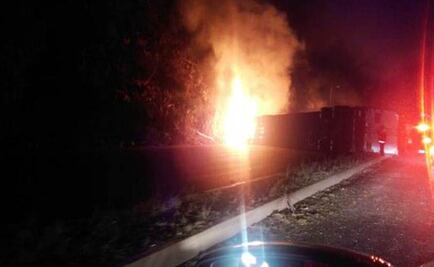 Vuelca y se incendia tráiler en la México-Querétaro