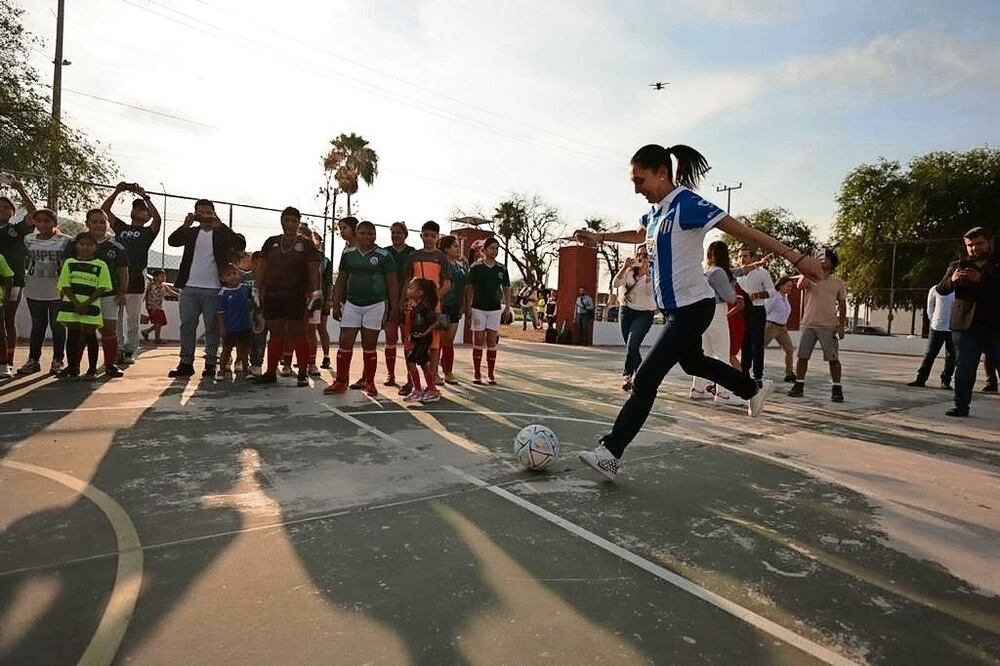 Claudia Sheinbaum acudió a Nuevo León, donde participó en una cascarita de futbol. Foto: Especial