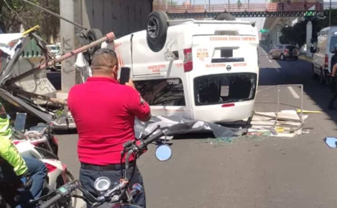 Foto: Archivo/El Universal/ Los bomberos de la CDMX tuvieron que reventar los cristales de la camioneta para poder sacar a las personas lesionadas.  