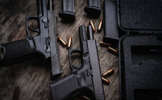 Aseguran armamento presuntamente perteneciente al Cártel de Sinaloa en Chiapas; resguardan droga y autos