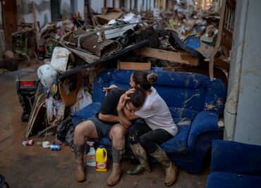 Presidente de España anuncia apoyo de millones de euros tras inundaciones en Valencia; van más de 220 fallecidos